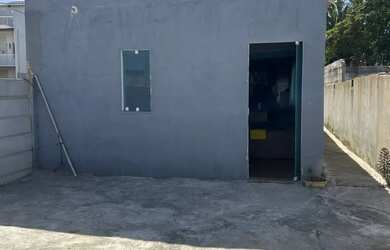 Imagem: A casa possui 2 Dormitórios, 2 Banheiros, 2 Vagas na garagem