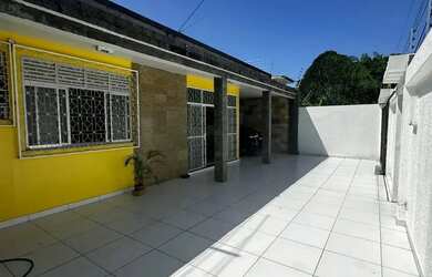 Imagem: A casa possui 3 Dormitórios, 2 Banheiros, 4 Vagas na garagem