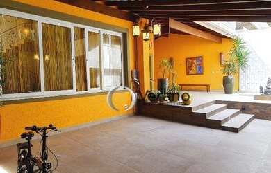 Imagem: A casa possui 3 Dormitórios, 3 Banheiros, 3 Vagas na garagem