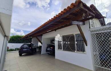 Imagem: A casa possui 4 Dormitórios, 4 Banheiros, 5 Vagas na garagem