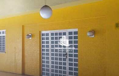 Imagem: A casa possui 4 Dormitórios, 5 Banheiros, 4 Vagas na garagem