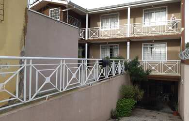 Imagem: A casa possui 4 Dormitórios, 4 Banheiros, 5 Vagas na garagem