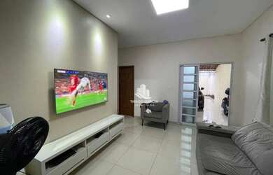 Imagem: A casa possui 2 Dormitórios, 1 Banheiro, 2 Vagas na garagem