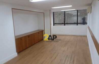 Imagem: O depósito possui 3 Vagas na garagem e 240m² de Área e está