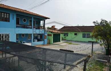 Imagem: A casa possui 5 Dormitórios, 3 Banheiros, 1 Vaga na garagem