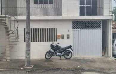 Imagem: A casa possui 3 Dormitórios, 2 Banheiros e está localizado