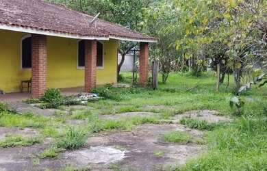 Imagem: A casa possui 3 Dormitórios, 2 Banheiros, 5 Vagas na garagem