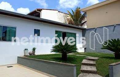 Imagem: A casa possui 4 Dormitórios, 3 Banheiros, 5 Vagas na garagem