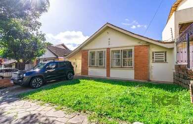 Imagem: A casa possui 3 Dormitórios, 3 Banheiros, 2 Vagas na garagem