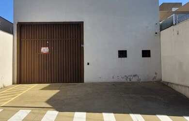 Imagem: O depósito possui 2 Vagas na garagem, 120m² de Área e está
