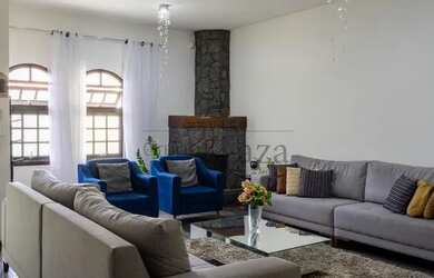 Imagem: O depósito possui 3 Vagas na garagem, 370m² de Área e está