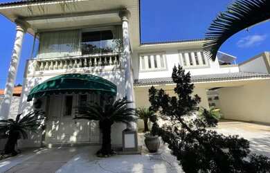 Imagem: A casa em condomínio possui 5 Dormitórios, 5 Banheiros, 4