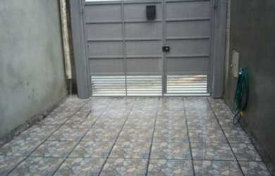 Imagem: A casa possui 1 Dormitório, 1 Banheiro, 1 Vaga na garagem