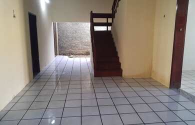 Imagem: A casa possui 5 Dormitórios, 4 Banheiros, 5 Vagas na garagem