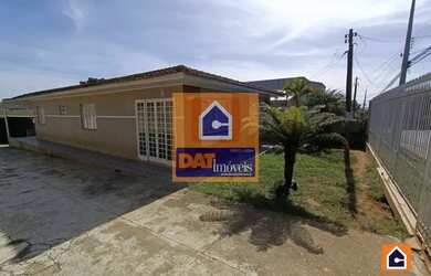 Imagem: A casa possui 3 Dormitórios, 2 Banheiros, 2 Vagas na garagem