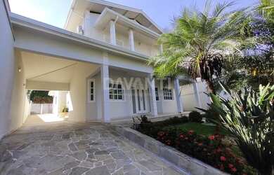 Imagem: A casa em condomínio possui 4 Dormitórios, 4 Banheiros, 4