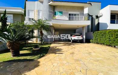 Imagem: A casa em condomínio possui 4 Dormitórios, 4 Banheiros, 4