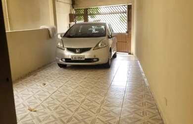 Imagem: A casa possui 3 Dormitórios, 1 Banheiro, 2 Vagas na garagem