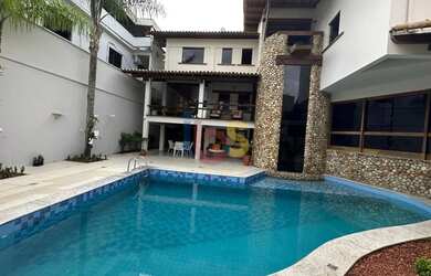 Imagem: A casa possui 4 Dormitórios, 5 Banheiros, 5 Vagas na garagem