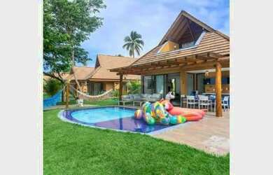 Imagem: A casa possui 3 Dormitórios, 3 Banheiros, 2 Vagas na garagem