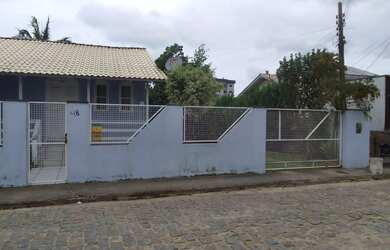 Imagem: A casa possui 3 Dormitórios, 2 Banheiros, 2 Vagas na garagem