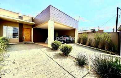 Imagem: A casa possui 3 Dormitórios, 2 Banheiros, 3 Vagas na garagem