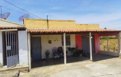 Imagem: A casa possui 1 Dormitório, 1 Banheiro, 1 Vaga na garagem