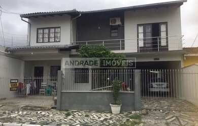 Imagem: A casa possui 4 Dormitórios, 4 Banheiros, 3 Vagas na garagem