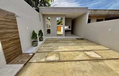 Imagem: A casa possui 3 Dormitórios, 2 Banheiros, 2 Vagas na garagem