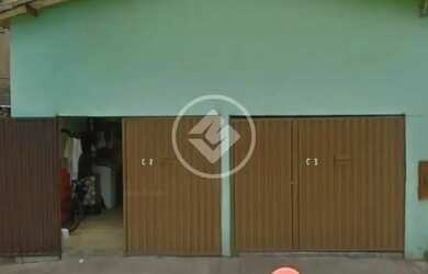 Imagem: A casa possui 2 Dormitórios, 1 Banheiro, 2 Vagas na garagem