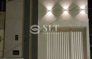 Imagem: A casa possui 3 Dormitórios, 2 Banheiros, 2 Vagas na garagem