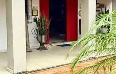 Imagem: A casa possui 4 Dormitórios, 4 Banheiros, 4 Vagas na garagem