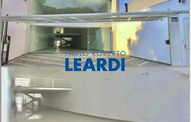 Imagem: O depósito para alugar possui 4 Vagas na garagem e 240m² de