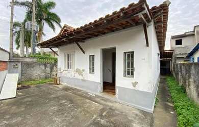 Imagem: A casa possui 3 Dormitórios, 2 Banheiros, 1 Vaga na garagem