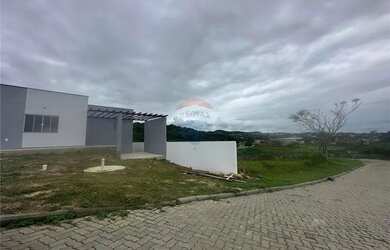 Imagem: A casa em condomínio possui 3 Dormitórios, 2 Banheiros, 1