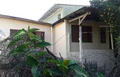 Imagem: A casa possui 2 Dormitórios, 1 Banheiro, 3 Vagas na garagem