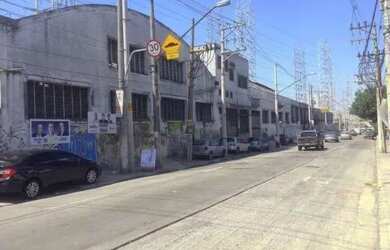 Imagem: O depósito possui 5 Vagas na garagem, 1.620m² de Área e