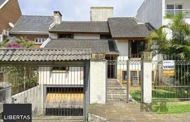 Imagem: A casa possui 3 Dormitórios, 2 Banheiros, 3 Vagas na garagem