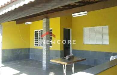 Imagem: A casa possui 2 Dormitórios, 1 Banheiro, 2 Vagas na garagem