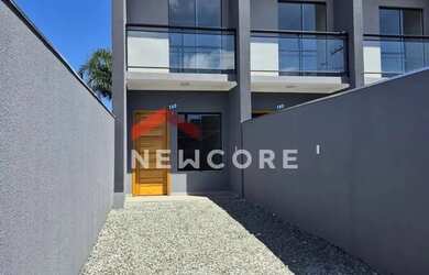 Imagem: A casa possui 2 Dormitórios, 3 Banheiros, 2 Vagas na garagem