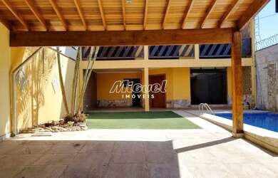 Imagem: A casa possui 3 Dormitórios, 3 Banheiros, 2 Vagas na garagem