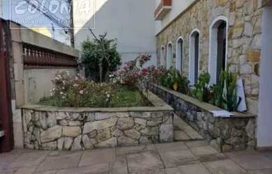 Imagem: A casa possui 4 Dormitórios, 2 Banheiros, 2 Vagas na garagem