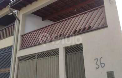 Imagem: A casa possui 2 Dormitórios, 1 Banheiro, 3 Vagas na garagem