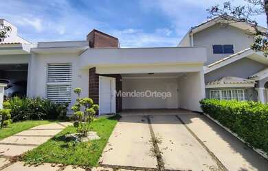 Imagem: A casa em condomínio possui 3 Dormitórios, 2 Banheiros, 4