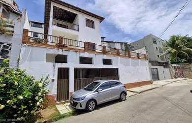 Imagem: A casa possui 4 Dormitórios, 4 Banheiros, 2 Vagas na garagem