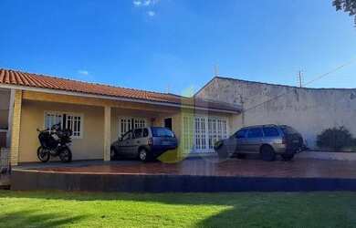 Imagem: A casa possui 3 Dormitórios, 3 Banheiros, 5 Vagas na garagem