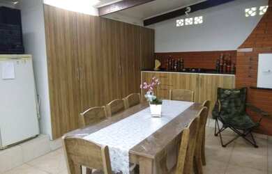 Imagem: A casa possui 3 Dormitórios, 1 Banheiro, 2 Vagas na garagem