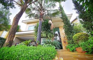 Imagem: A casa possui 5 Dormitórios, 5 Banheiros, 4 Vagas na garagem