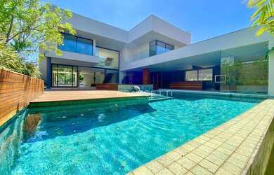 Imagem: A casa em condomínio possui 4 Dormitórios, 5 Banheiros, 4