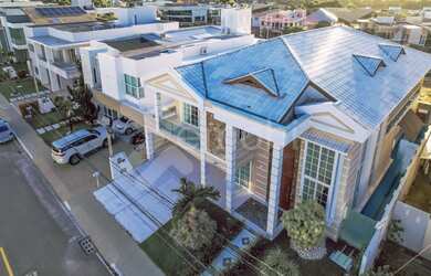 Imagem: A casa em condomínio possui 4 Dormitórios, 5 Banheiros, 460m²